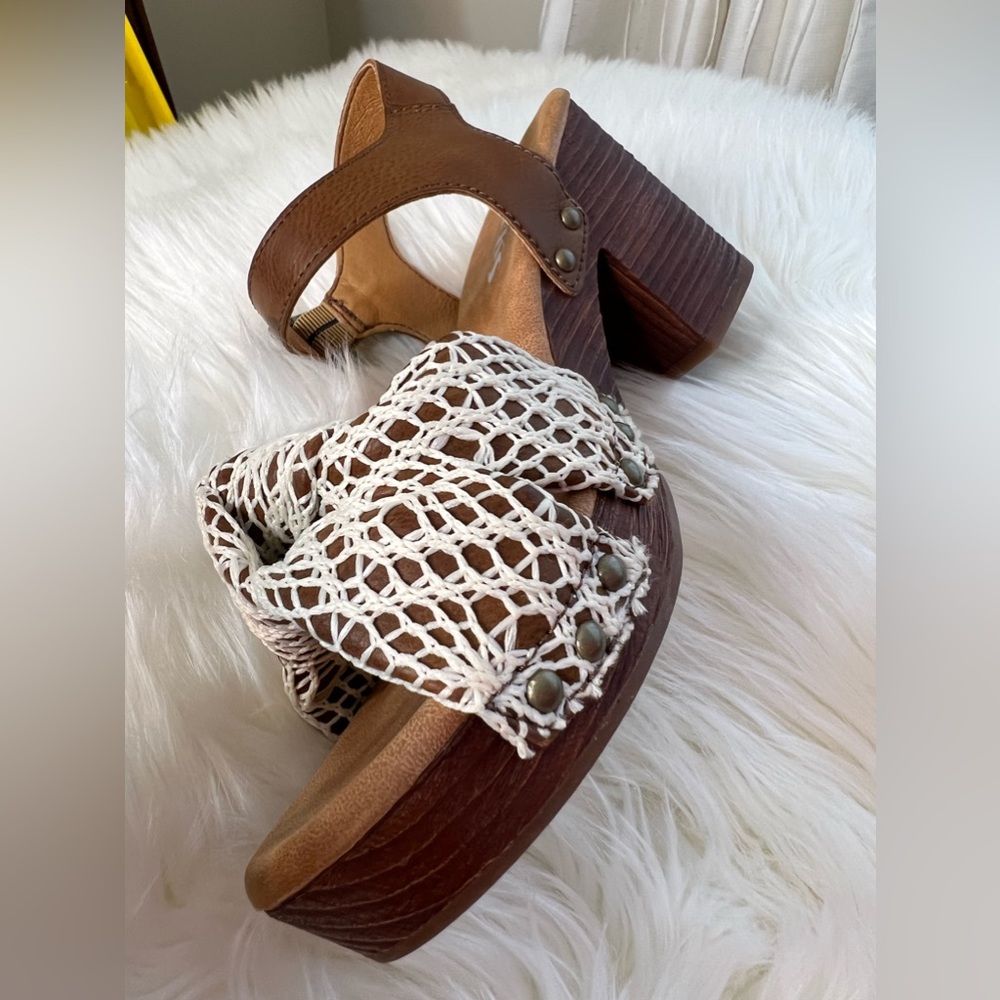 NWOT Brand new, never worn outside Korks heeled sandals Size 8M Comfort Shor